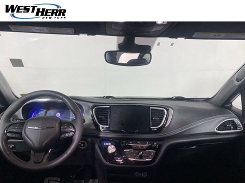 Used 2023 Chrysler Pacifica Touring-L w/ S Appearance Package image 17