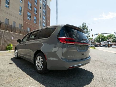 Used 2023 Chrysler Pacifica Touring-L FWD image 5