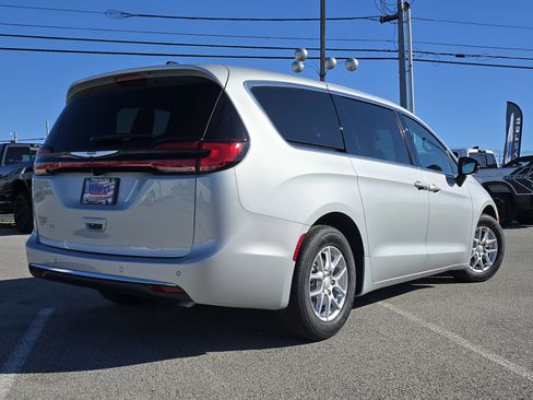 New 2026 Chrysler Pacifica Select image 15