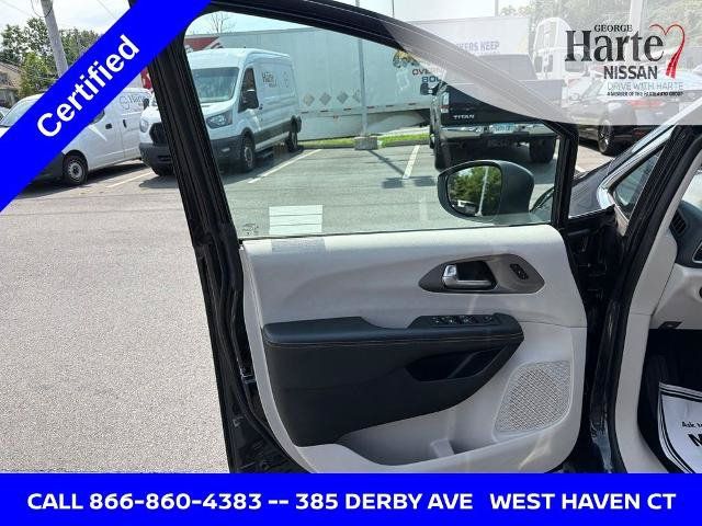 Used 2023 Chrysler Pacifica Touring-L FWD image 9