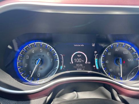 Used 2019 Chrysler Pacifica Limited w/ Tire & Wheel Group FWD image 12