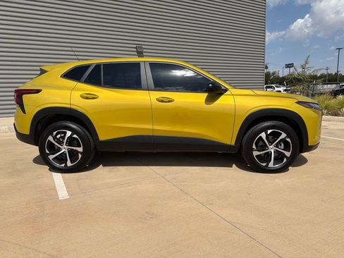 Used 2024 Chevrolet Trax RS w/ Driver Confidence Package FWD image 2
