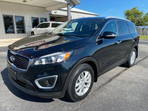 Used 2017 Kia Sorento LX image 2