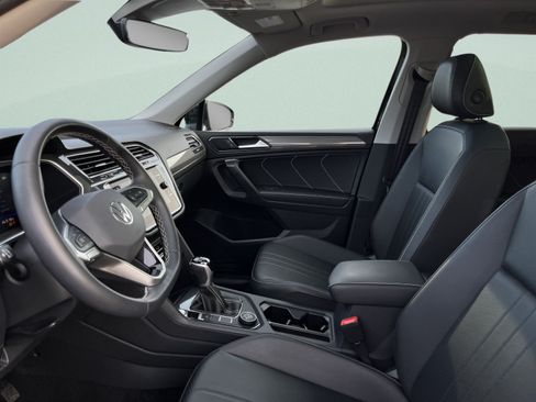 Used 2024 Volkswagen Tiguan SE w/ Panoramic Sunroof Package AWD/4WD image 13
