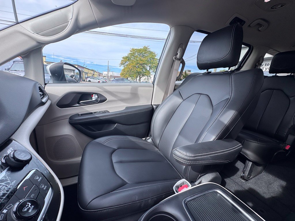 Used 2023 Chrysler Pacifica Touring-L FWD image 17