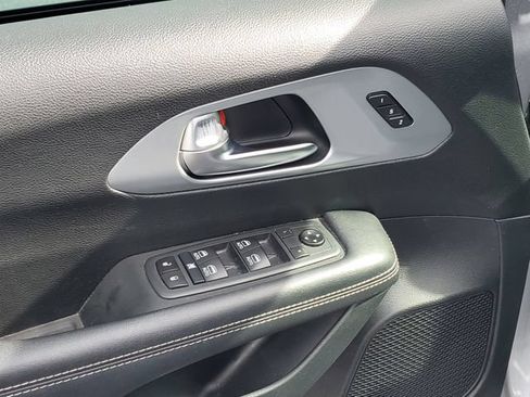 Used 2020 Chrysler Pacifica Touring-L Plus FWD image 10