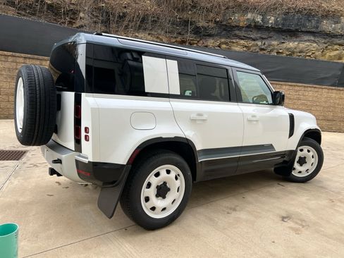Used 2025 Land Rover Defender 110 S image 3