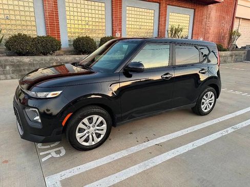 Used 2020 Kia Soul LX image 2