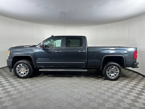 Used 2019 GMC Sierra 2500 Denali w/ Duramax Plus Package AWD/4WD image 2
