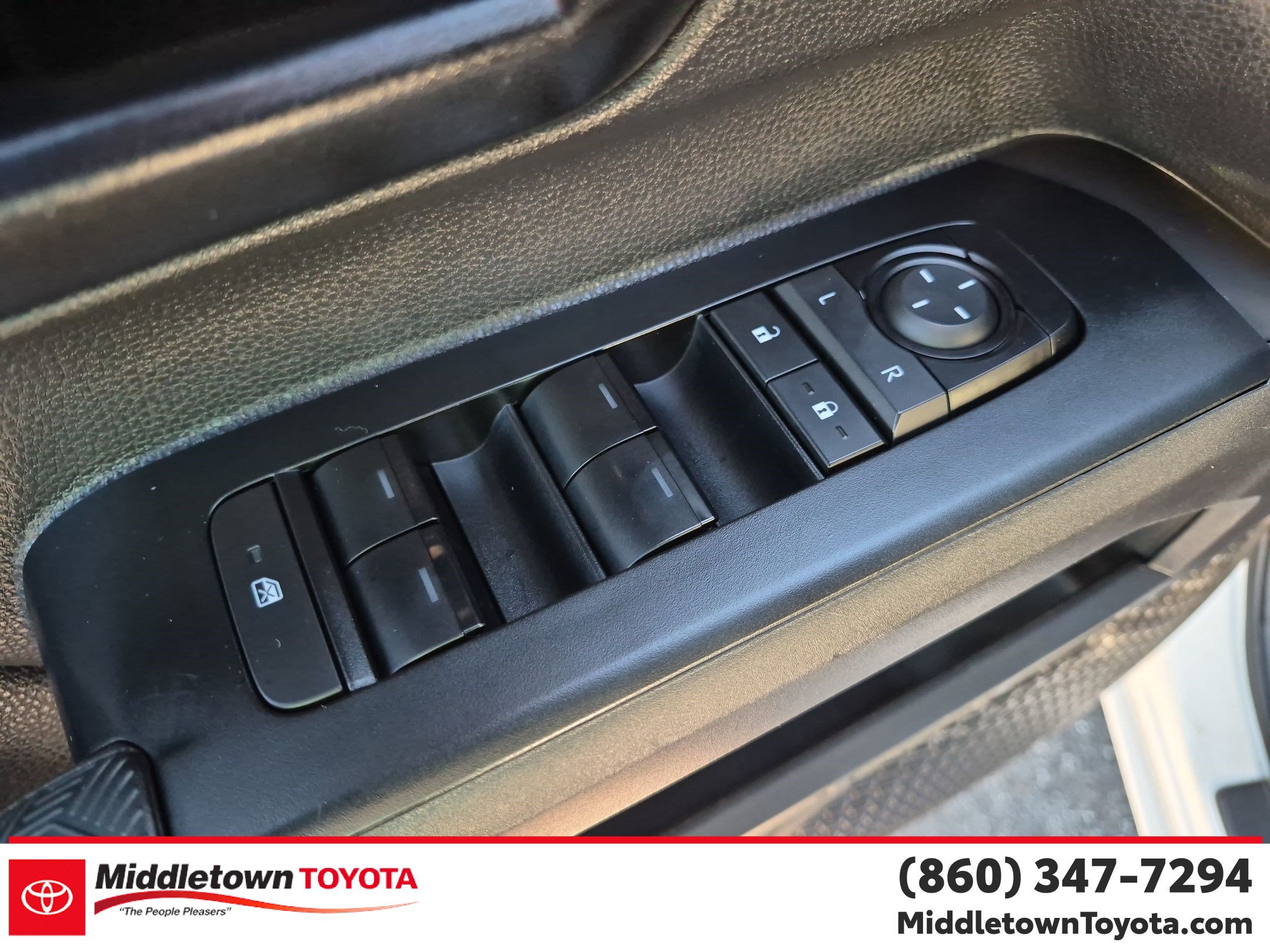 Used 2025 Toyota Tacoma SR5 AWD/4WD image 12