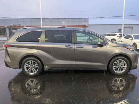 Certified 2023 Toyota Sienna Platinum image 8