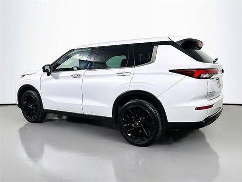 Used 2023 Mitsubishi Outlander SE image 5