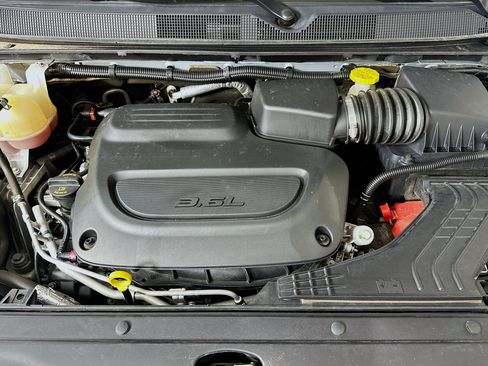 Used 2023 Chrysler Pacifica Touring-L FWD image 34