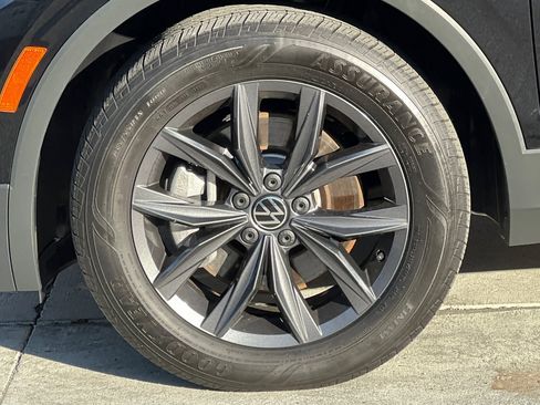 Used 2022 Volkswagen Tiguan SE w/ Panoramic Sunroof Package image 26