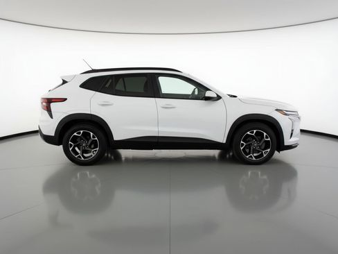 Used 2025 Chevrolet Trax LT FWD image 11