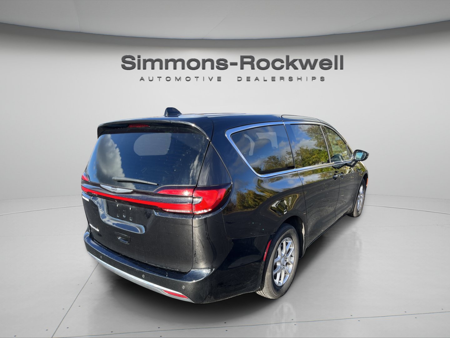 Used 2025 Chrysler Pacifica Select FWD image 5