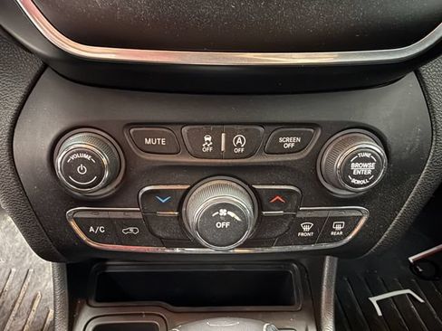Used 2021 Jeep Cherokee Latitude FWD image 8