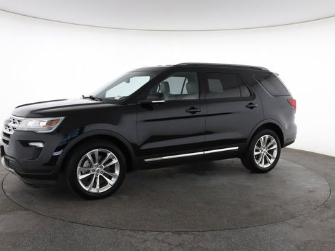 Used 2018 Ford Explorer XLT w/ Equipment Group 202A FWD image 6