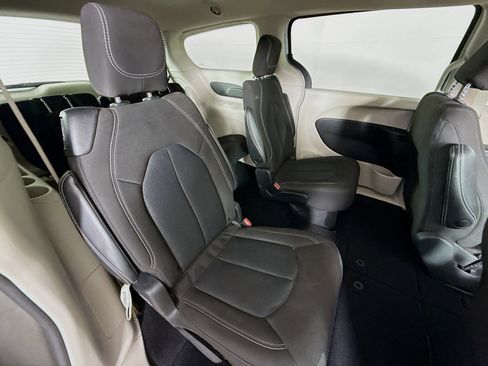 Used 2023 Chrysler Voyager LX image 35