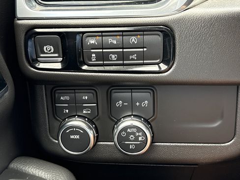 Used 2025 GMC Yukon Denali AWD/4WD image 21