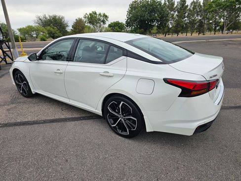 Used 2023 Nissan Altima 2.5 SR w/ SR Premium Package FWD image 3