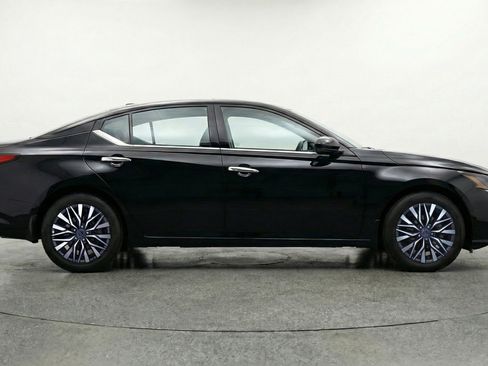 Used 2025 Nissan Altima 2.5 SV image 11