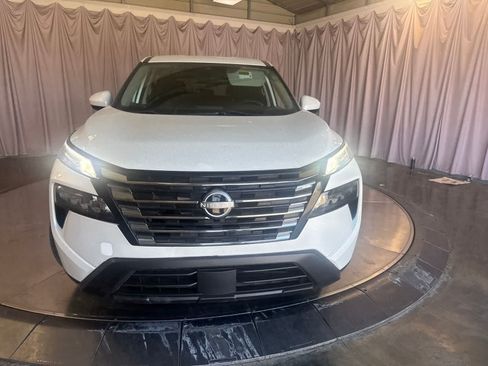 Used 2024 Nissan Rogue SV FWD image 2