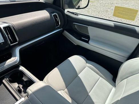 Used 2025 Ford Expedition Platinum w/ Driver's Package AWD/4WD image 27