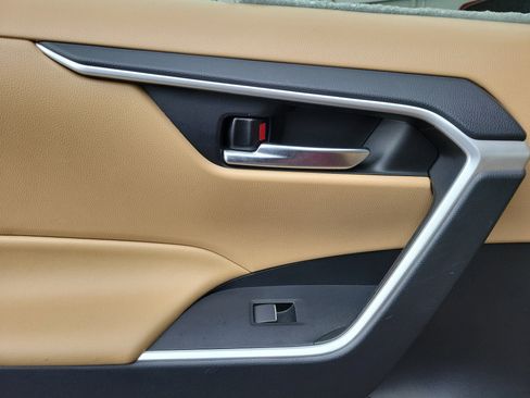 Used 2019 Toyota RAV4 XLE Premium image 12