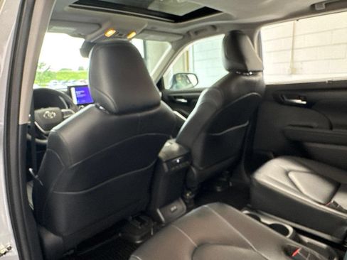 Used 2025 Toyota Highlander XLE AWD/4WD image 41