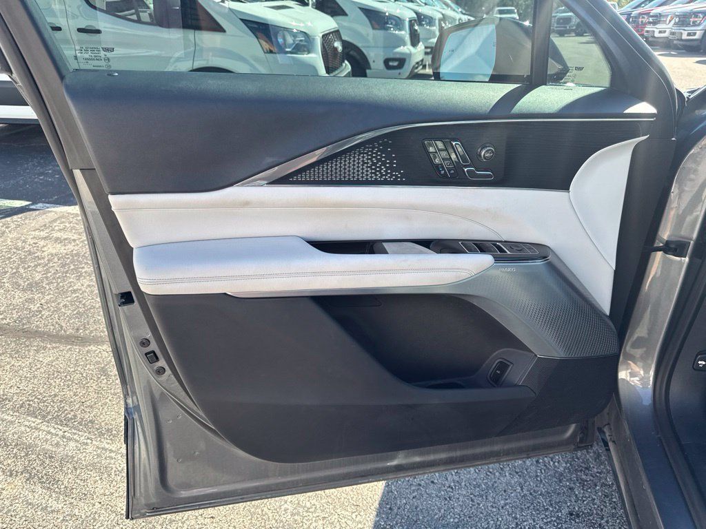 Used 2023 Cadillac Lyriq 2WD image 15