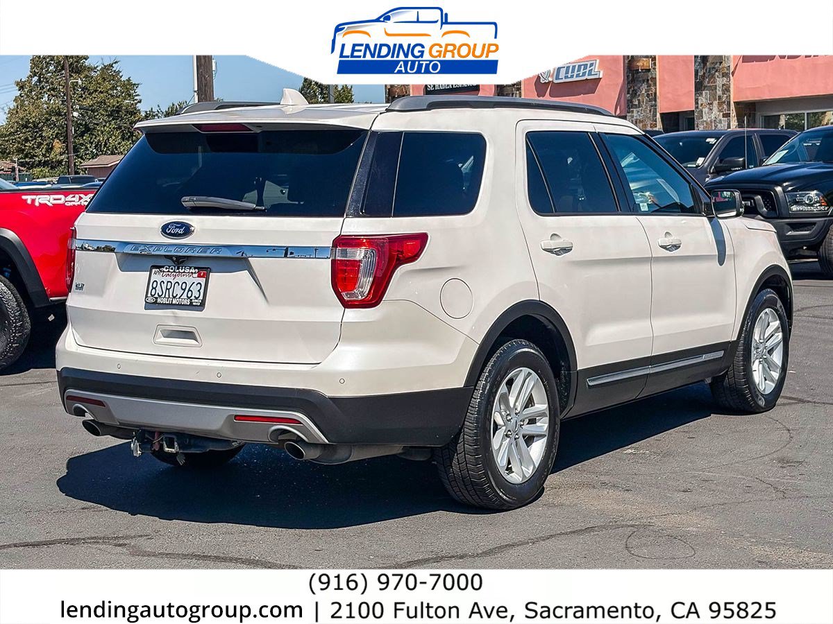 Used 2017 Ford Explorer XLT w/ Equipment Group 202A FWD image 4
