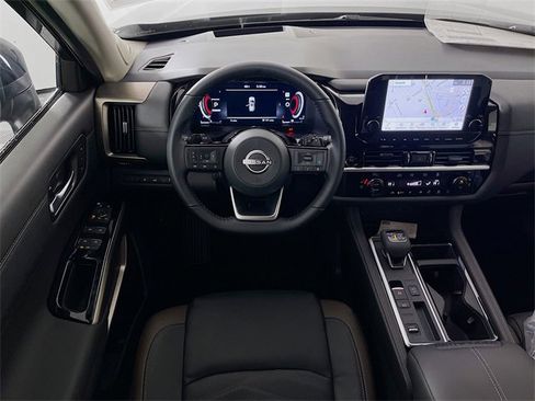 New 2025 Nissan Pathfinder Platinum image 17