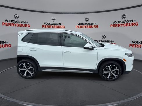Used 2025 Volkswagen Tiguan SE AWD/4WD image 9