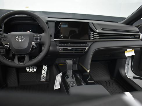 Used 2025 Toyota Camry SE image 15