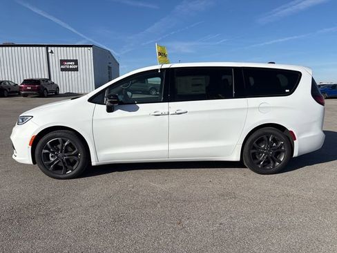 New 2026 Chrysler Pacifica Select image 5