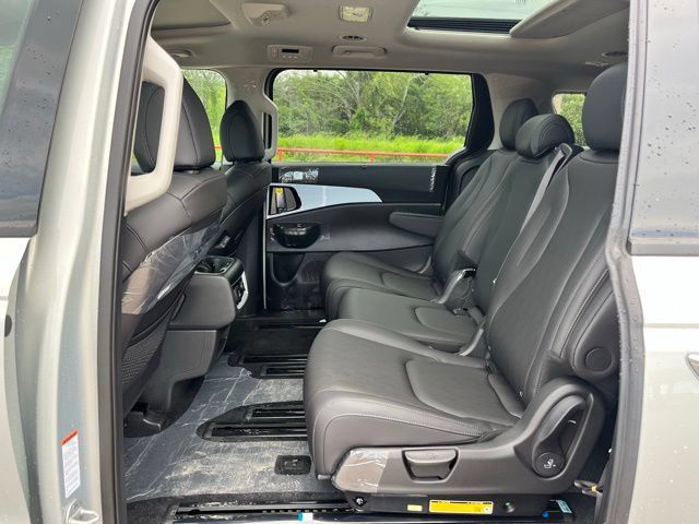 New 2026 Kia Carnival SX w/ SX Dark Edition Package FWD image 19