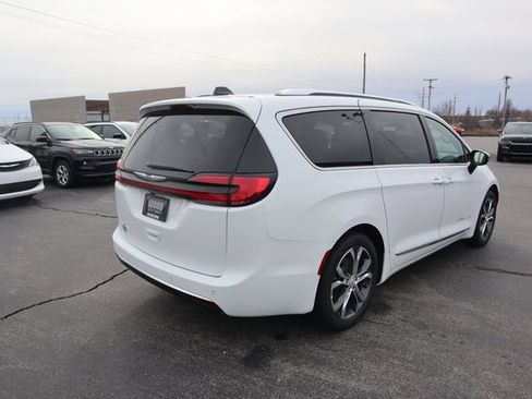 New 2026 Chrysler Pacifica Pinnacle image 24