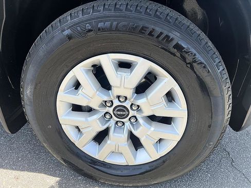 Used 2023 Nissan Frontier SV w/ SV Premium Package RWD image 12
