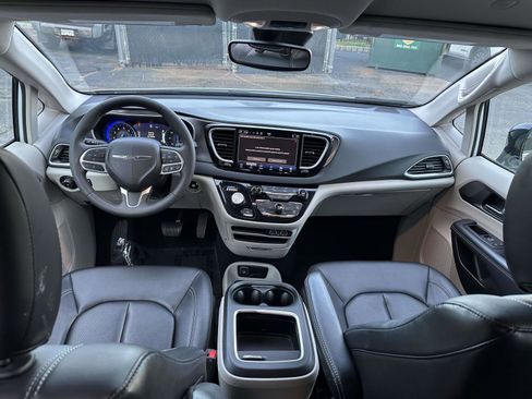 Used 2024 Chrysler Pacifica Touring-L image 11