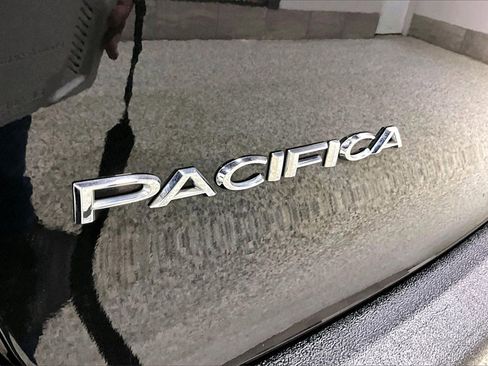 Used 2022 Chrysler Pacifica Touring-L image 25