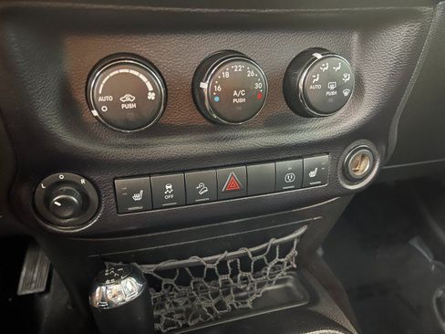 Used 2015 Jeep Wrangler Unlimited Sahara w/ Dual Top Group AWD/4WD image 19
