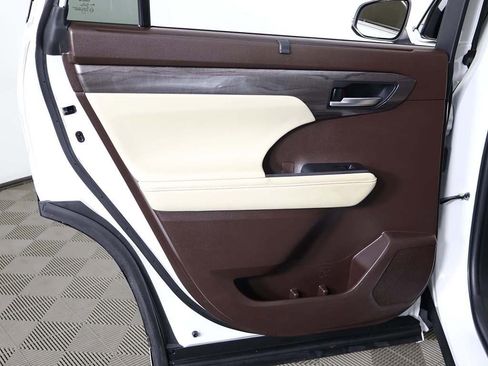 Used 2022 Toyota Highlander Limited image 29