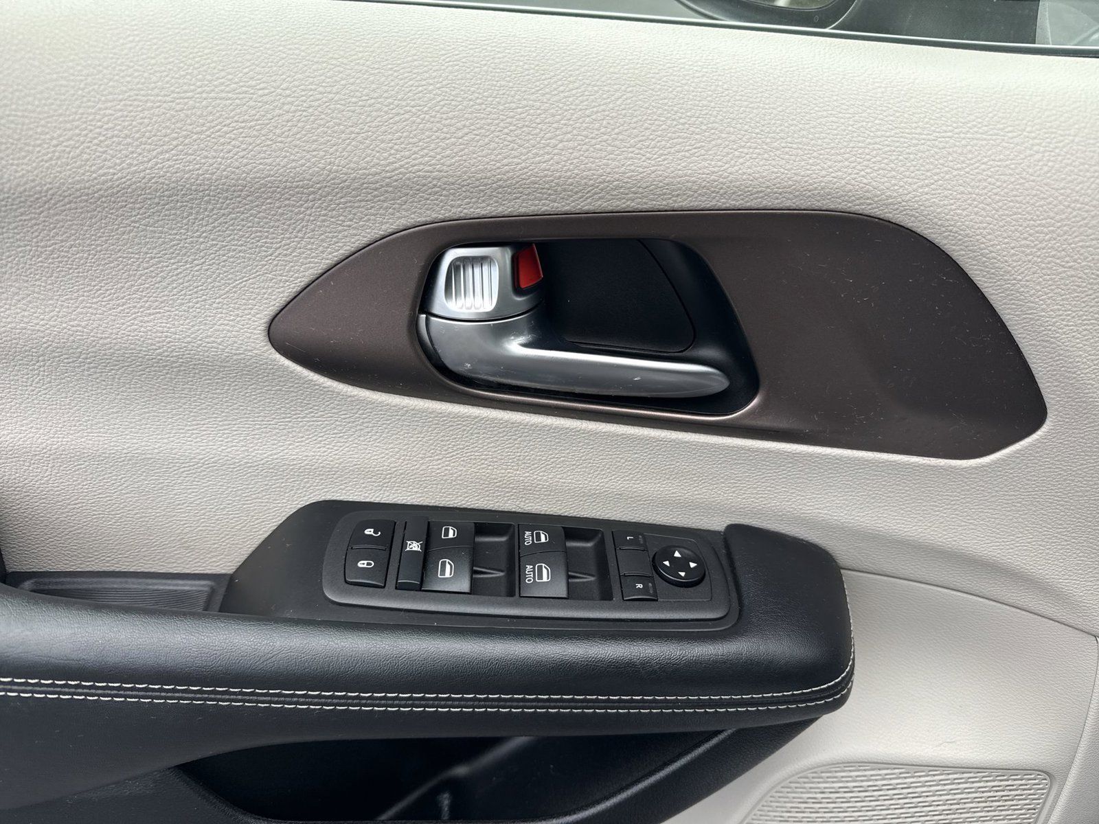Used 2021 Chrysler Voyager LX FWD image 14