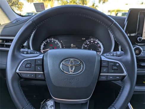 Used 2024 Toyota Highlander XLE image 30