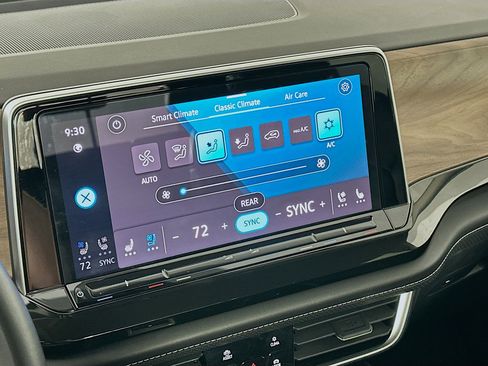 Used 2025 Volkswagen Atlas SE image 24