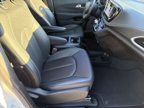 Used 2025 Chrysler Pacifica Select image 14