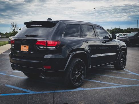 Used 2021 Jeep Grand Cherokee Laredo X AWD/4WD image 11
