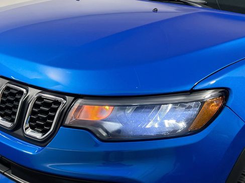 Used 2024 Jeep Compass Latitude image 11