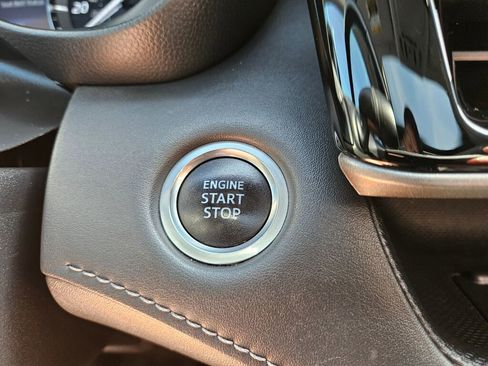 Used 2020 Toyota Highlander XLE AWD/4WD image 32